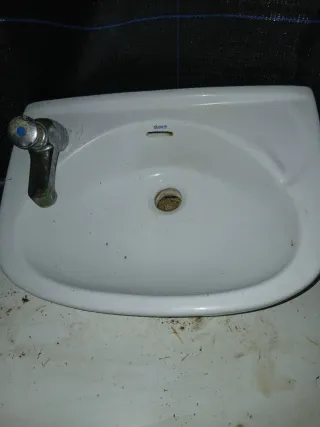 Lavabo pequeño de cerámica blanco