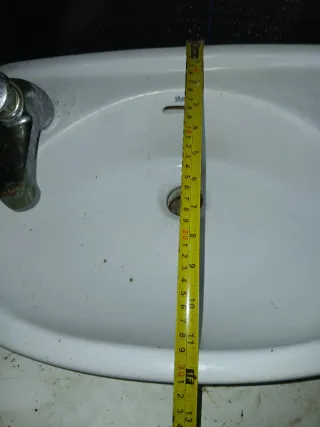 Lavabo pequeño de cerámica blanco