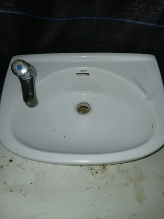 Lavabo pequeño de cerámica blanco
