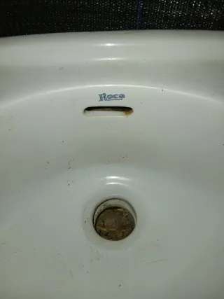 Lavabo pequeño de cerámica blanco