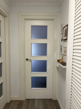 Puerta blanca con 4 cristales