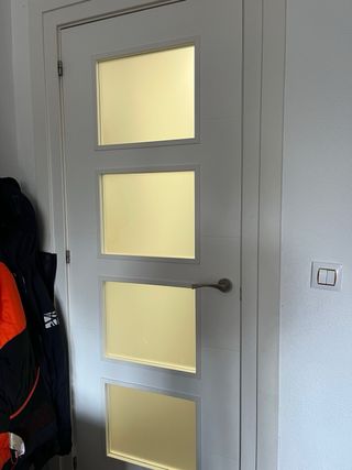 Puerta blanca con 4 cristales