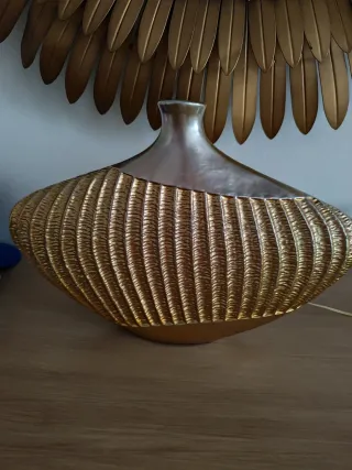 Jarrón de cerámica dorado texturizado