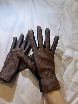 Guantes de cuero marrones y negros