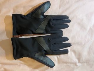 Guantes de cuero marrones y negros
