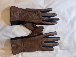 Guantes de cuero marrones y negros