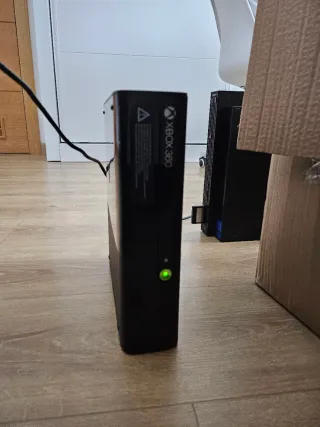 Xbox 360 E + 3 Mandos