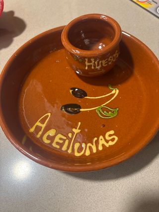 Cuenco para aceitunas y huesos de barro