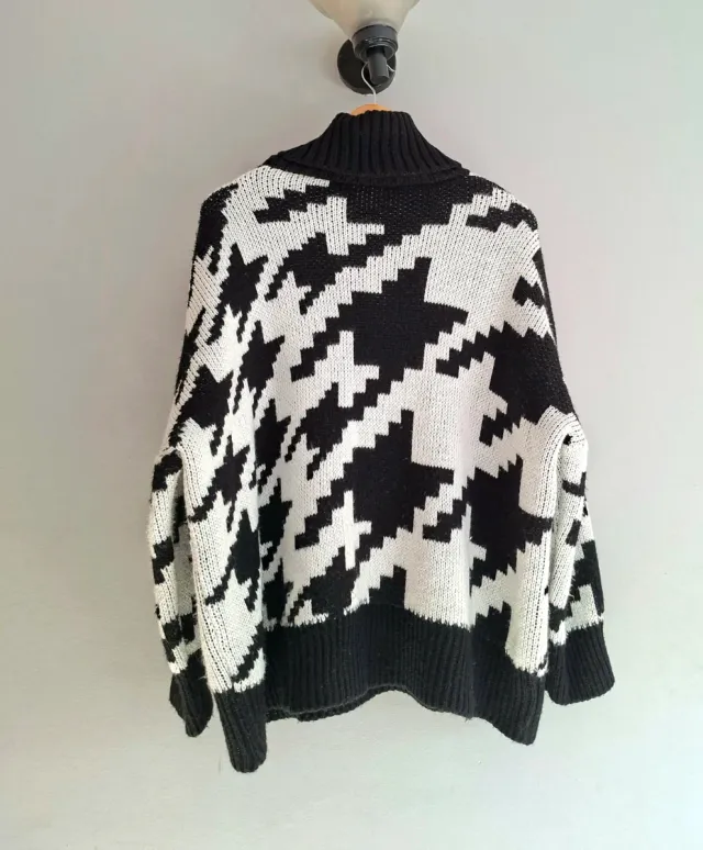 Jersey de punto mujer, oversize, con cuello alto.