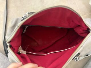 Borsa grigia con strass e foulard