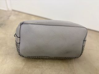 Borsa grigia con strass e foulard