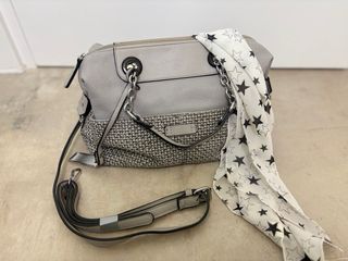 Borsa grigia con strass e foulard