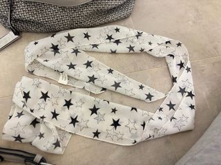 Borsa grigia con strass e foulard