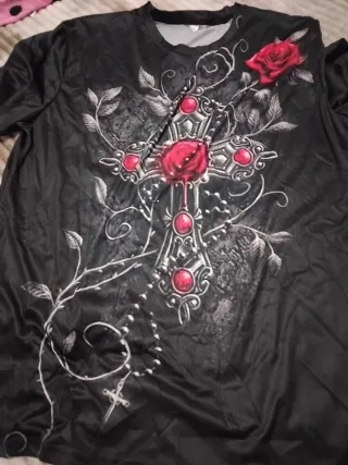 Camiseta Negra con Rosa y Cruz