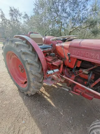 Tractor agrícola rojo