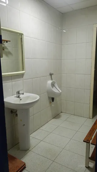 Se alquila abitacion en local para una persona