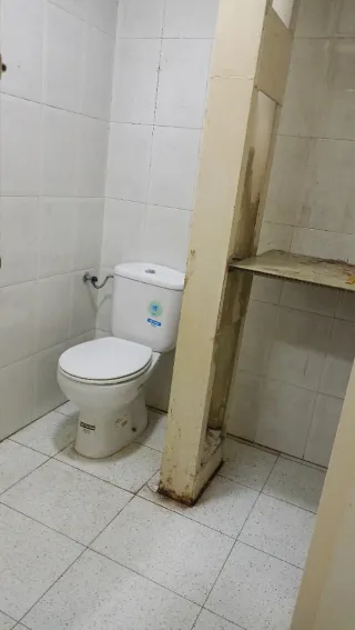 Se alquila abitacion en local para una persona