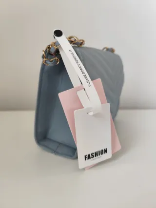 Bolso turquesa con cadena dorada