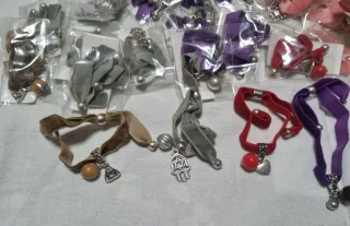 Surtido de 40 pulseras con abalorios.