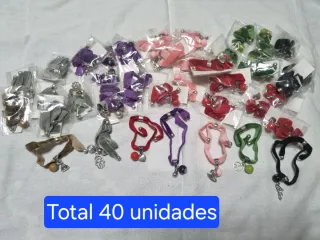 Surtido de 40 pulseras con abalorios.
