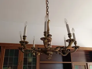 Lámpara de comedor dorada de metal