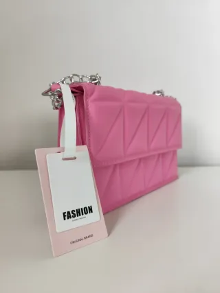 Bolso fucsia acolchado con cadena