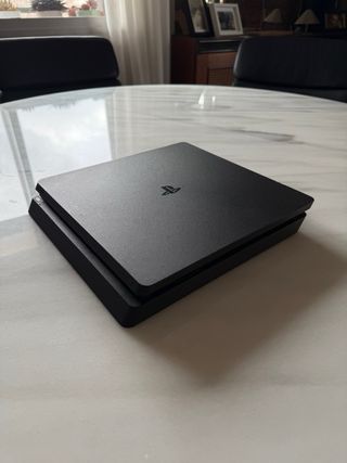 PS4 slim (PlayStation 4) Negra + Mando