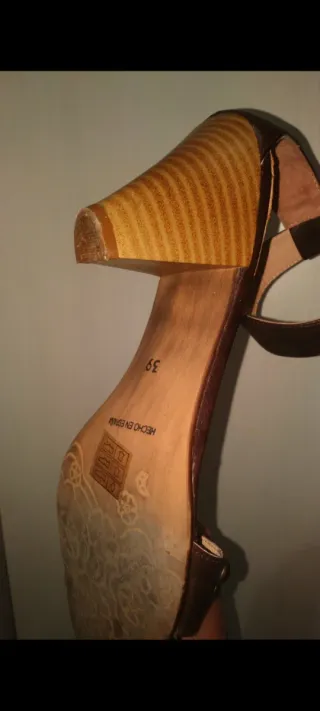 Sandalias de tacón con tachuelas marrones