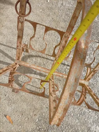 Revistero vintage de metal