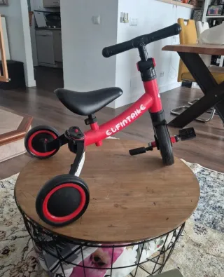 Bicicleta infantil roja 2 en 1.