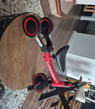 Bicicleta infantil roja 2 en 1.