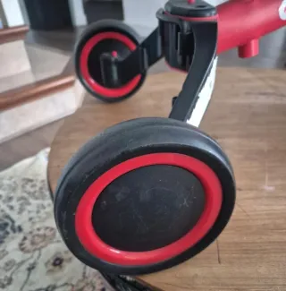 Bicicleta infantil roja 2 en 1.