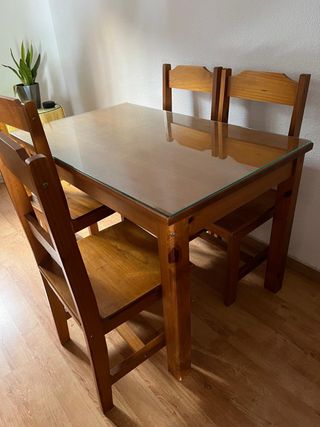 Mesa de comedor con 4 sillas y cristal