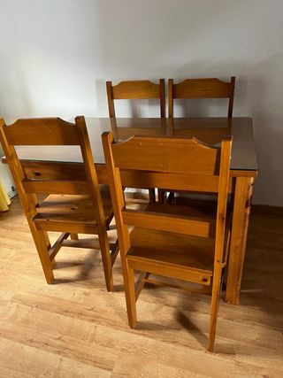 Mesa de comedor con 4 sillas y cristal