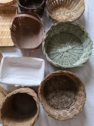 17 CESTOS CESTAS BANDEJAS CANASTAS DE MIMBRE PAJA