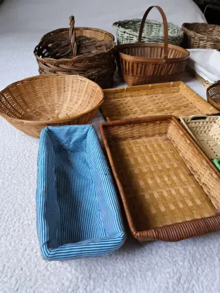 17 CESTOS CESTAS BANDEJAS CANASTAS DE MIMBRE PAJA