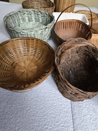 17 CESTOS CESTAS BANDEJAS CANASTAS DE MIMBRE PAJA