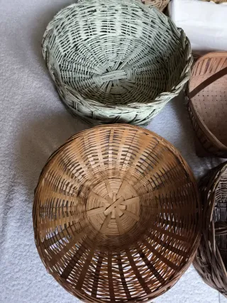 17 CESTOS CESTAS BANDEJAS CANASTAS DE MIMBRE PAJA