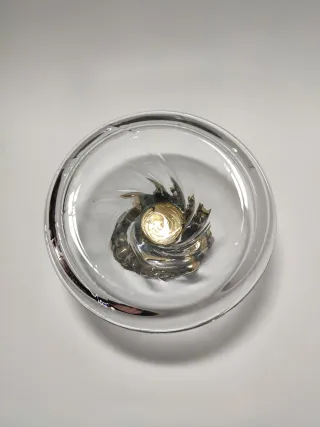 Centro de mesa de cristal con base metálica