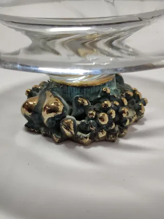 Centro de mesa de cristal con base metálica