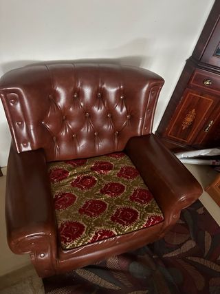 Sofás y mesa antiguos de piel