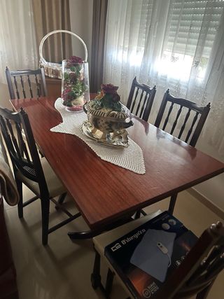 Sofás y mesa antiguos de piel