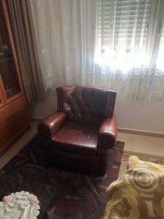 Sofás y mesa antiguos de piel