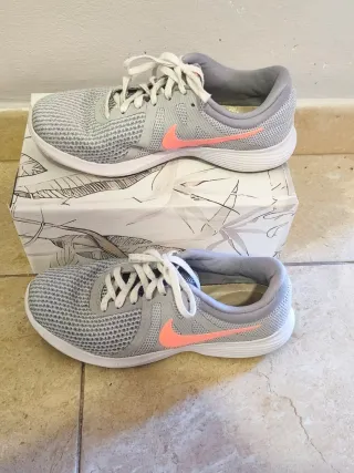 Zapatillas Nike grises y rosas,