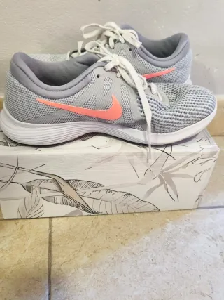 Zapatillas Nike grises y rosas,