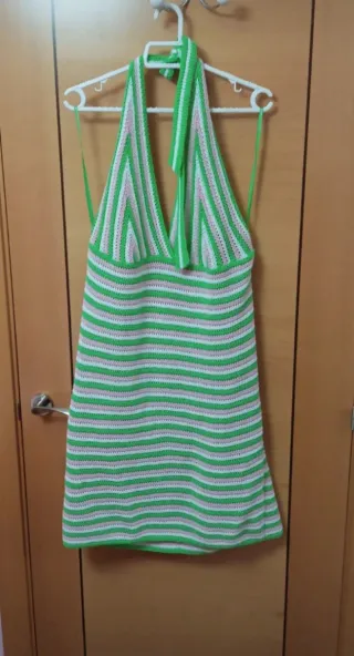 Vestido de crochet a rayas verde y rosa