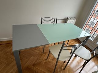 Mesa de cristal extensible + 4 sillas