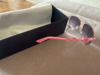 Gafas de sol aviador doradas y rosas