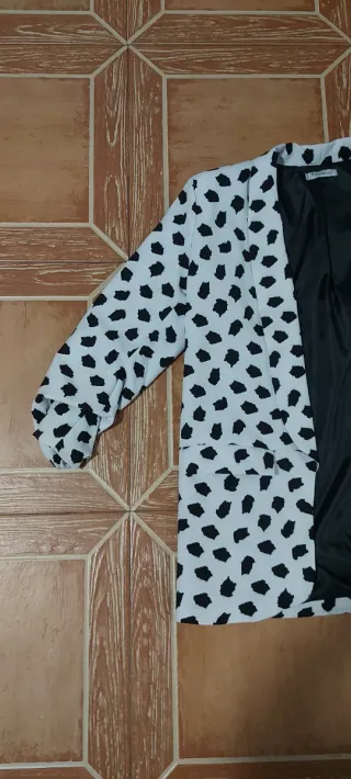 Blazer estampado animal blanco y negro