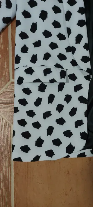 Blazer estampado animal blanco y negro